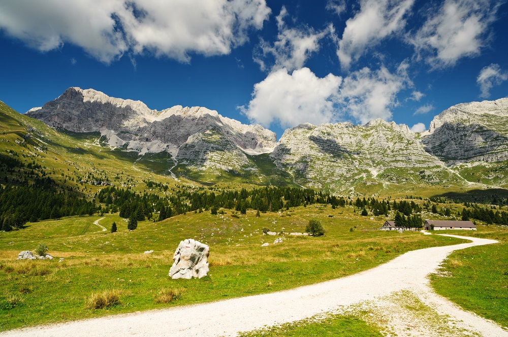 Turistická cesta v Montasio plateau, Sella Nevea, italské Alpy