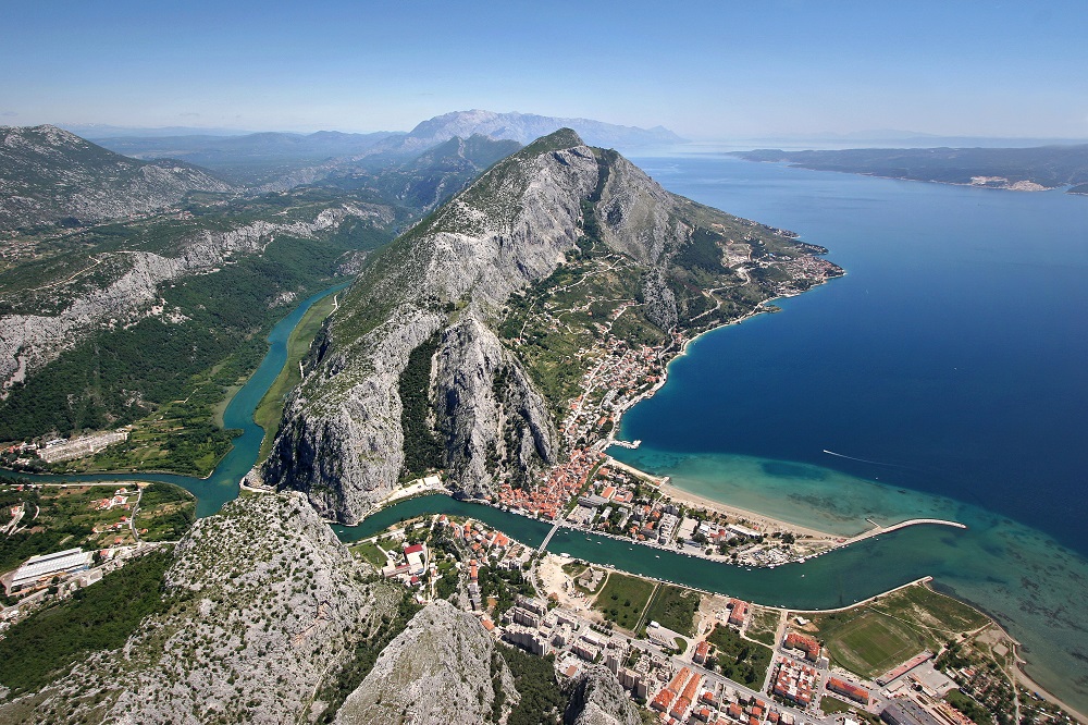 Letecký pohled na město Omiš, horu Omiška Dinara a řeku Cetinu